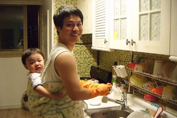 Hậu 8/3: Nghĩ về sự bất hạnh của đ&agrave;n &ocirc;ng... - Ảnh 1.