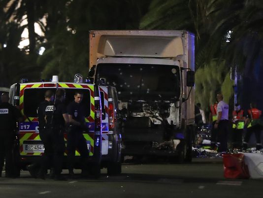 Pháp bước đầu xác định danh tính nghi phạm lao xe vào đám đông ở Nice - Ảnh 2.