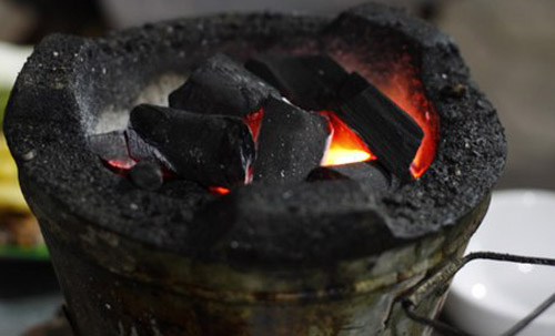 Sưởi lò than trong cabin, 3 tài xế chết thảm - Ảnh 1.