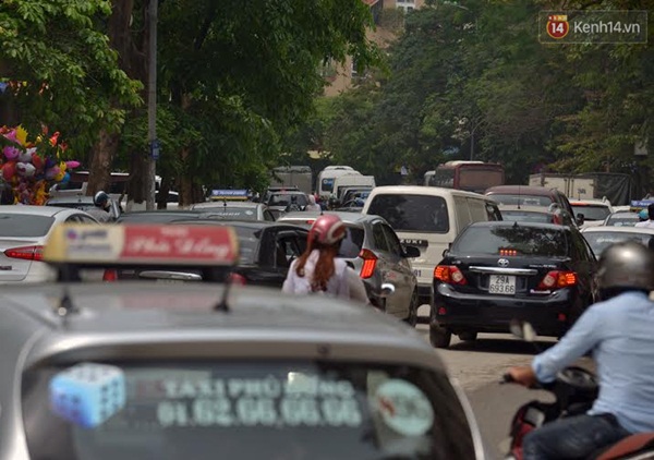 Hà Nội: 2 tiếng không đi nổi 5km, ùn tắc kinh hoàng trên đường vành đai 3 - Ảnh 14.