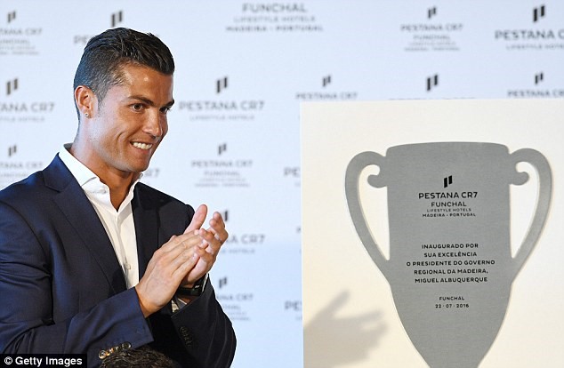 Ronaldo bảnh bao dự lễ ra mắt khách sạn triệu đô mang thương hiệu CR7 - Ảnh 6.