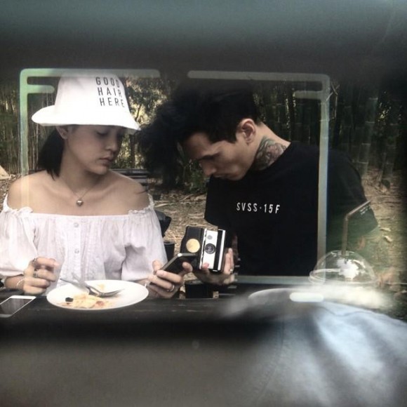 Đ&acirc;y ch&iacute;nh l&agrave; người y&ecirc;u ngo&agrave;i đời si&ecirc;u ngầu của Lee trong T&igrave;nh y&ecirc;u kh&ocirc;ng c&oacute; lỗi, lỗi ở bạn th&acirc;n - Ảnh 17.