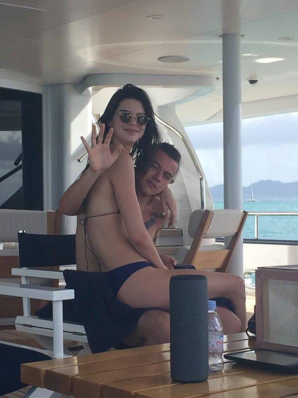 Dai dẳng kh&ocirc;ng k&eacute;m Justin - Selena, Harry Styles v&agrave; Kendall Jenner lại t&aacute;i hợp - Ảnh 4.