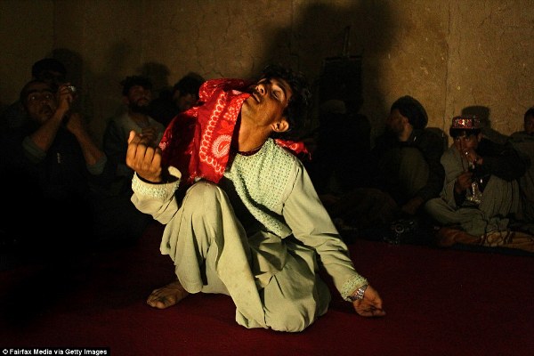 Cuộc đời đắng cay của những cậu bé mặc váy mua vui tại Afghanistan - Ảnh 7.