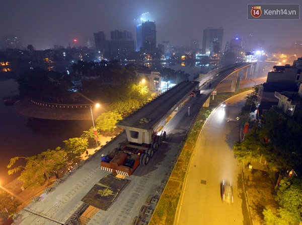 Hà Nội: Lao dầm khổng lồ qua hồ Hoàng Cầu tại dự án đường sắt trên cao - Ảnh 7.