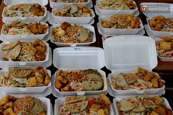 Ấm lòng những bữa cơm 2.000 đồng cho người nghèo đầu tiên ở Hội An - Ảnh 6.
