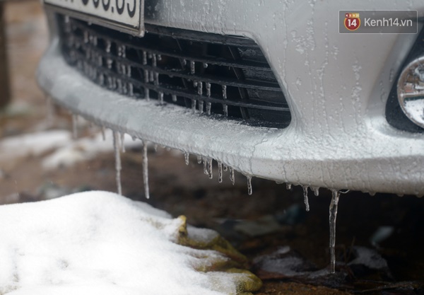 Dùng lò sưởi, dội nước ấm cho ô tô trong tuyết - Ảnh 7.