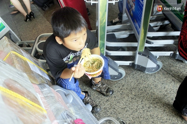 S&acirc;n bay - nơi để cảm nhận r&otilde; nhất sự hối hả, bộn bề v&agrave; vỡ &ograve;a cảm x&uacute;c Tết! - Ảnh 6.
