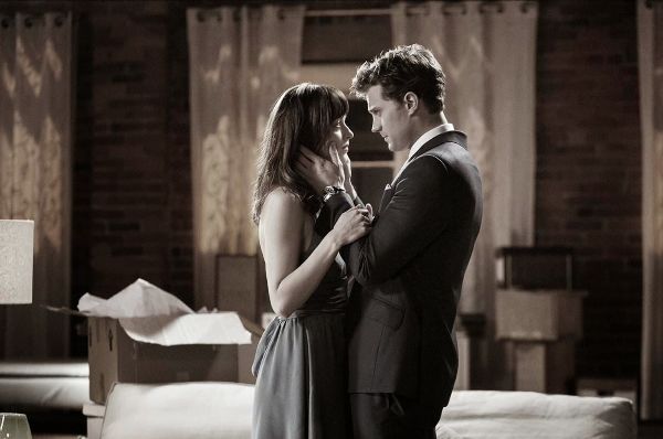 Dakota Johnson lộ diện cùng người tình mới trên phim trường Fifty Shades Darker - Ảnh 7.