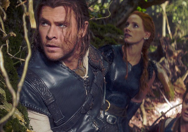 Choáng với áo choàng vàng chóe nặng 23 kg của Charlize Theron trong The Huntsman: Winters War - Ảnh 8.