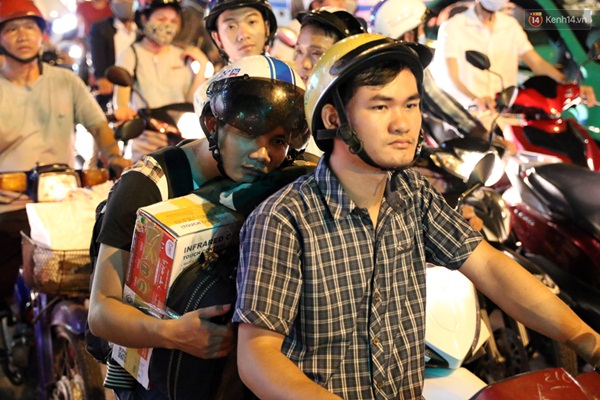 Đứng chôn chân giữa Đại lộ, người Sài Gòn vẫn cố gắng nhường đường cho xe cấp cứu - Ảnh 6.