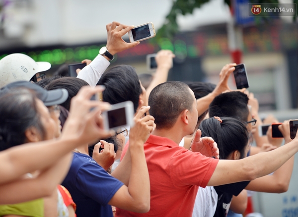 Người d&acirc;n Thủ đ&ocirc; đứng k&iacute;n đường ch&agrave;o đ&oacute;n đo&agrave;n xe của Tổng thống Hoa Kỳ - Ảnh 7.