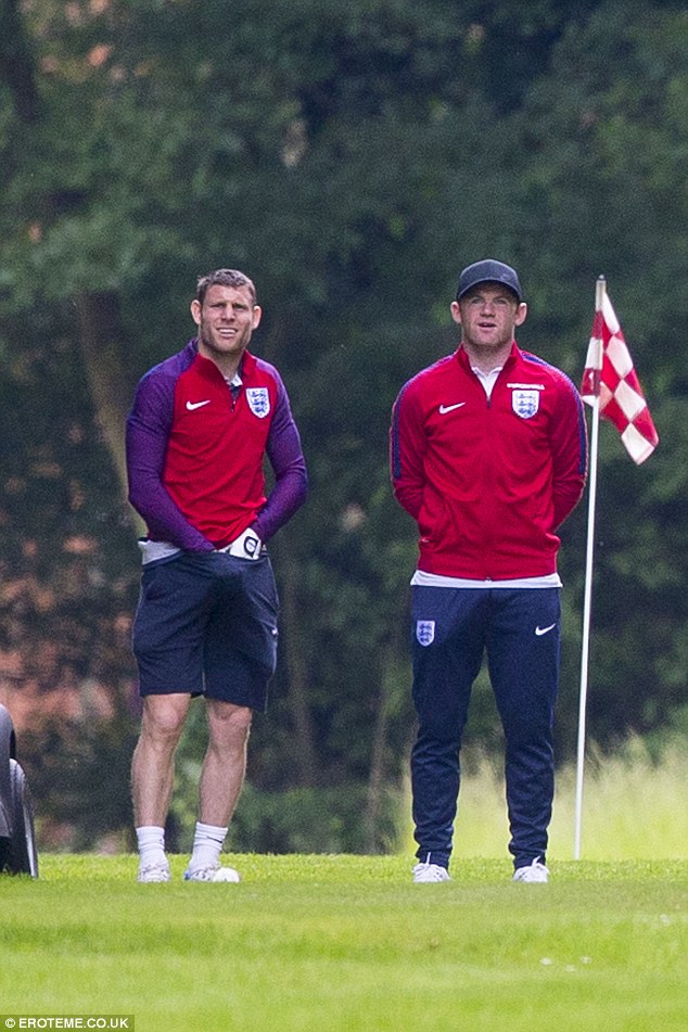 Rooney bị bắt quả tang t&egrave; bậy ngay l&ugrave;m c&acirc;y ven đường - Ảnh 7.
