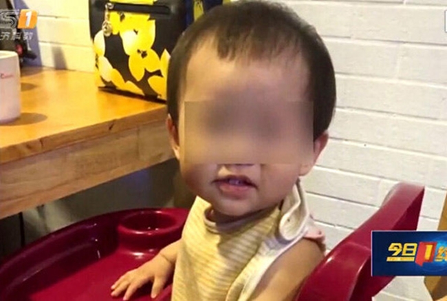Bé gái 1 tuổi nguy kịch khi được mẹ tắm cho bằng vòi hoa sen - Ảnh 6.