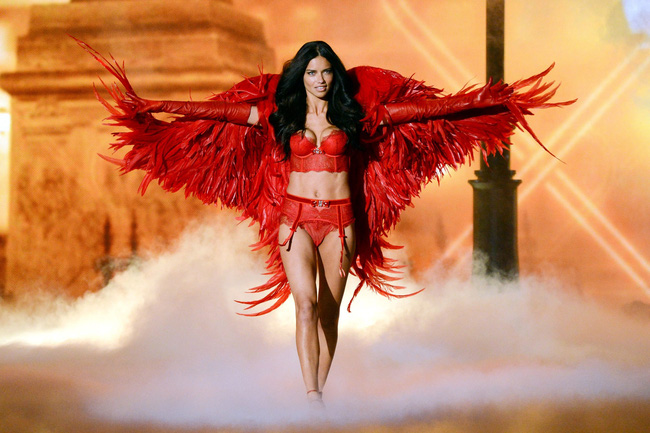 Sao tuyển Đức đang hẹn h&ograve; với thi&ecirc;n thần nội y Adriana Lima? - Ảnh 8.