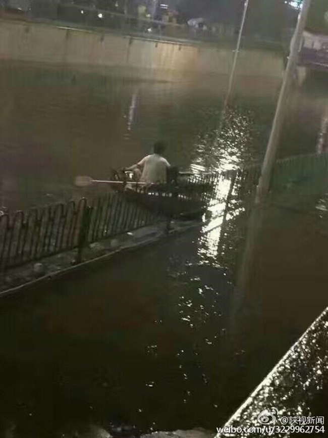 150 người chết vì mưa rơi, người dân Trung Quốc khóc nấc vì tán gia bại sản - Ảnh 6.