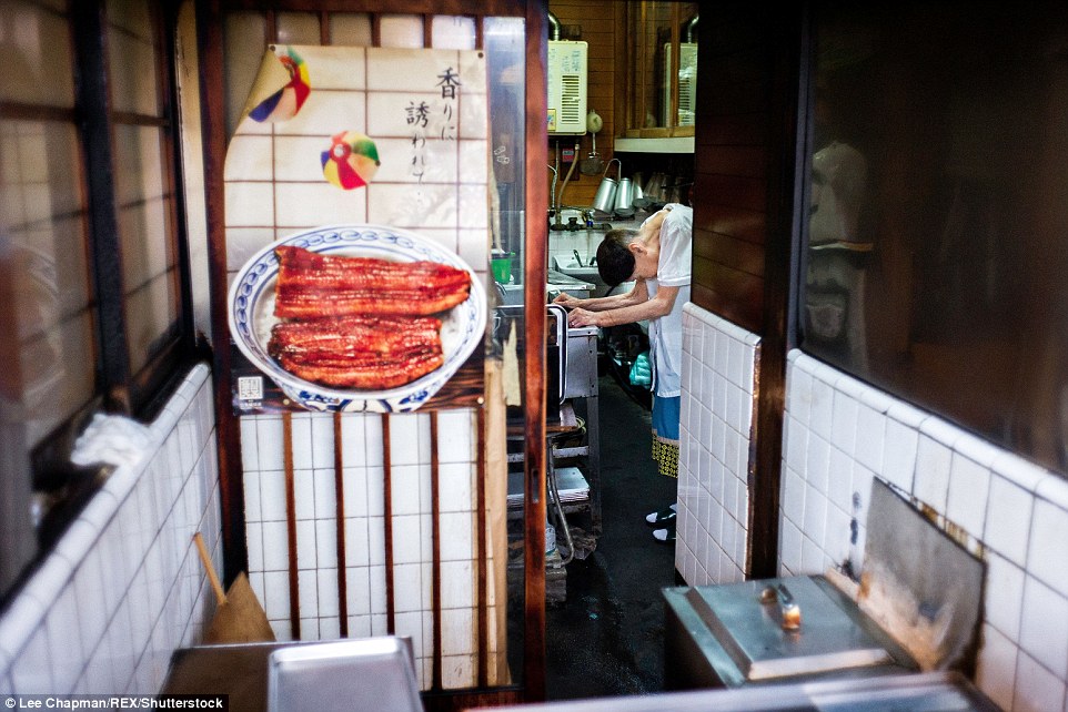 Chùm ảnh cho thấy tinh thần làm việc đáng khâm phục của người cao tuổi Nhật Bản - Ảnh 7. Chùm ảnh cho thấy tinh thần làm việc đáng khâm phục của người cao tuổi Nhật Bản - Ảnh 7.