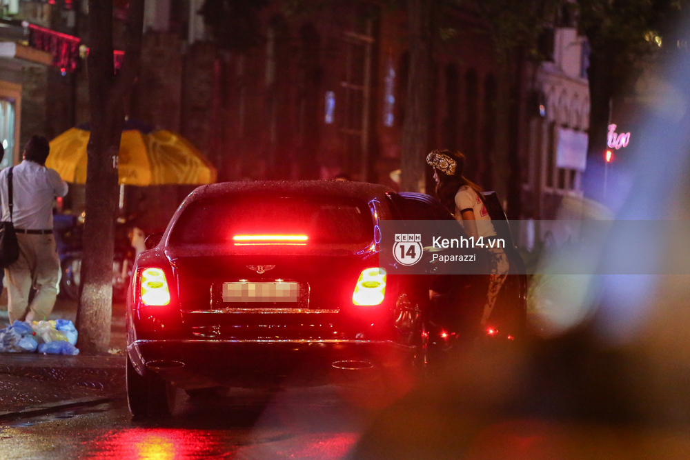 Hồ Ngọc H&agrave; bị bắt gặp l&aacute;i xe của đại gia Chu Đăng Khoa đi dự sự kiện - Ảnh 7.