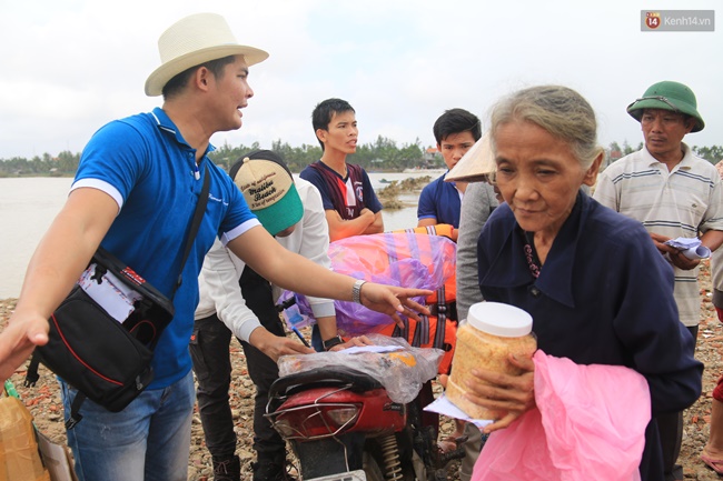 Chùm ảnh: MC Phan Anh kéo xe bò, đội mưa cứu trợ người dân vùng lũ - Ảnh 7.