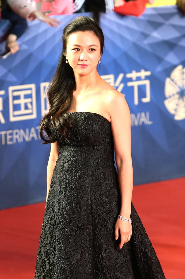 Đường Y&ecirc;n rạng rỡ b&ecirc;n trai đẹp Chung H&aacute;n Lương - Lee Min Ho tr&ecirc;n thảm đỏ LHP quốc tế Bắc Kinh - Ảnh 13.