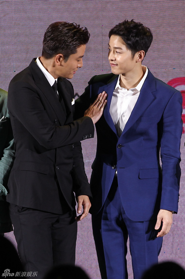Đại &uacute;y Song Joong Ki cực điển trai, cười hết cỡ khi hội ngộ &ldquo;Nam thần kinh&rdquo; Giả N&atilde;i Lượng - Ảnh 3.