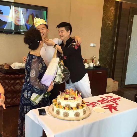 Em trai Phạm Băng Băng lại l&ecirc;n s&oacute;ng, netizen nhận x&eacute;t: Giống Hồng Kim Bảo - Ảnh 2.