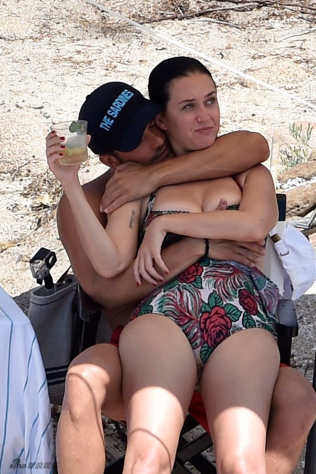 Hết loạt ảnh tồng ngồng, Orlando Bloom lại đặt bàn tay hư hỏng lên vòng một của Katy Perry - Ảnh 6.
