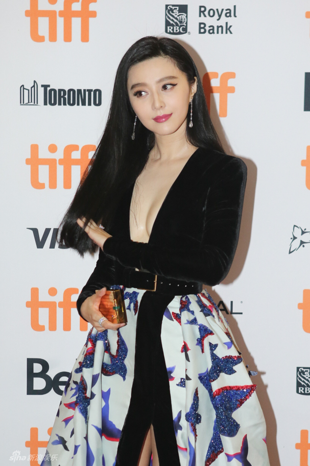 Thảm đỏ LHP Toronto: Phạm Băng Băng sang chảnh, Chương Tử Di khoe lưng trần quyến rũ - Ảnh 8.