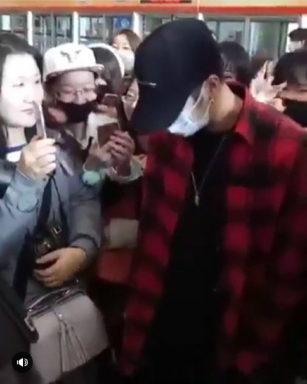 Jackson Wang (GOT7) bất lực, ngồi xổm xuống đất v&igrave; bị c&aacute;c fan v&acirc;y chặt - Ảnh 1.