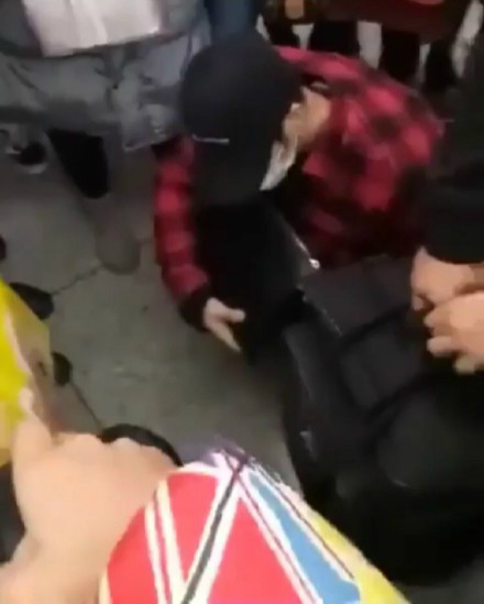 Jackson Wang (GOT7) bất lực, ngồi xổm xuống đất v&igrave; bị c&aacute;c fan v&acirc;y chặt - Ảnh 3.