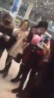 Jackson Wang (GOT7) bất lực, ngồi xổm xuống đất v&igrave; bị c&aacute;c fan v&acirc;y chặt - Ảnh 6.