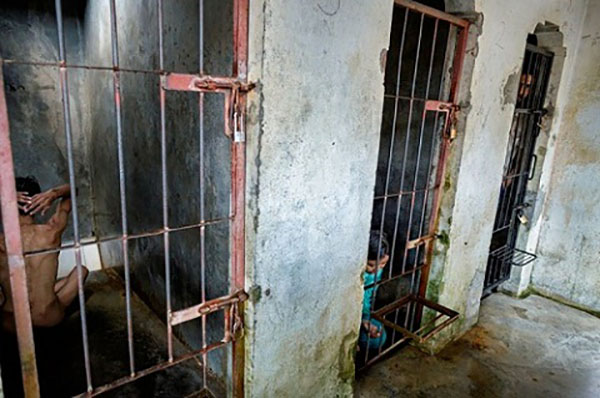 Bên trong địa ngục trần gian của những bệnh nhân tâm thần Indonesia - Ảnh 2.