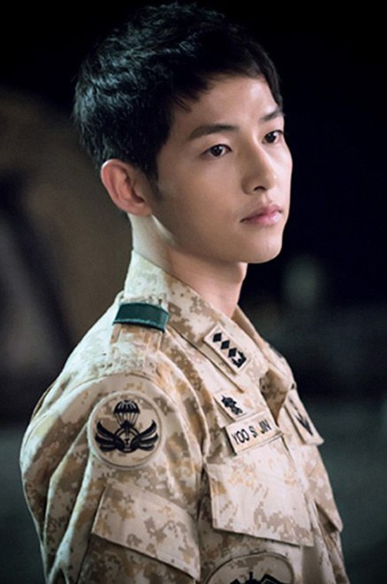 Cứ tưởng sunbae Yoo Jung là hoàn hảo nhất, cho đến khi xuất hiện soái ca quân nhân Song Joong Ki này! - Ảnh 23.