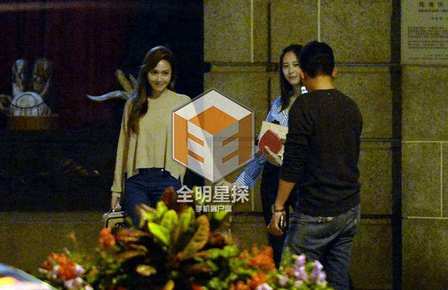 Hai chị em Jessica - Krystal tung tẩy hẹn hò, Tyler Kwon làm trợ lý chụp hình - Ảnh 11.