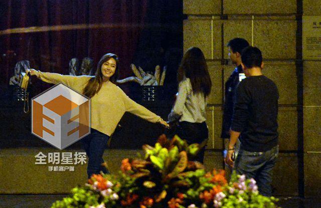 Hai chị em Jessica - Krystal tung tẩy hẹn hò, Tyler Kwon làm trợ lý chụp hình - Ảnh 14.