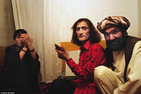 Cuộc đời đắng cay của những c&acirc;̣u bé mặc v&aacute;y mua vui tại Afghanistan - Ảnh 8.