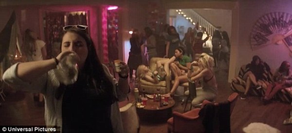 Nữ sinh ngỗ ngược Chlo&euml; Moretz khiến Zac Efron đi&ecirc;n đầu trong Neighbors 2 - Ảnh 6.