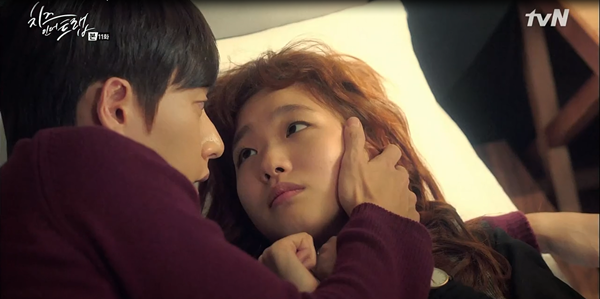 &ldquo;Cheese In The Trap&rdquo;: Ng&acirc;y ngất trước nụ h&ocirc;n &ldquo;giường chiếu&rdquo; l&atilde;ng mạn của Park Hae Jin - Ảnh 6.