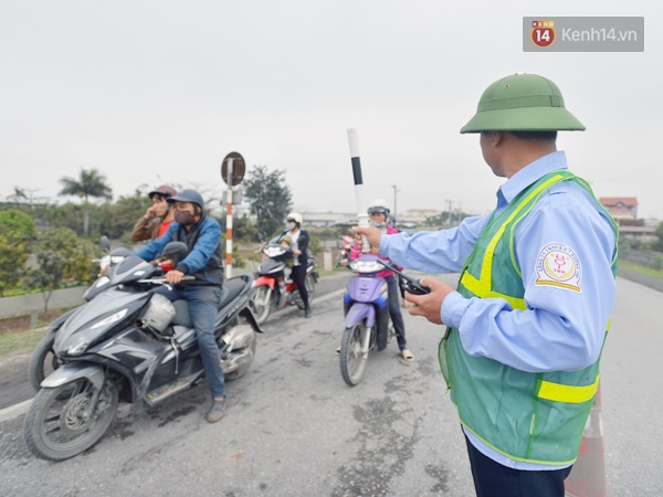 Giao th&ocirc;ng &aacute;ch tắc đi&ecirc;u đứng sau vụ t&agrave;u ngh&igrave;n tấn đ&acirc;m nứt to&aacute;c cầu An Th&aacute;i - Ảnh 9.