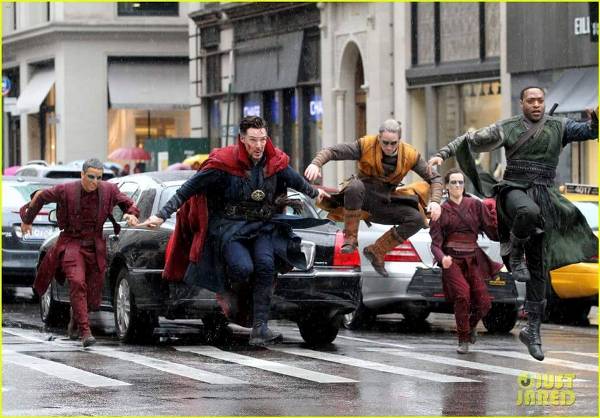 Cười t&eacute; ghế với ảnh chế Doctor Strange diễn s&acirc;u nhảy nh&oacute;t tr&ecirc;n phim trường - Ảnh 14.
