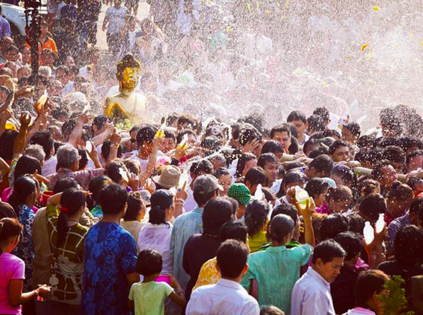 Giới trẻ Việt đã bắt đầu quẩy tới bến ở Tết té nước Thái Lan rồi! - Ảnh 2.