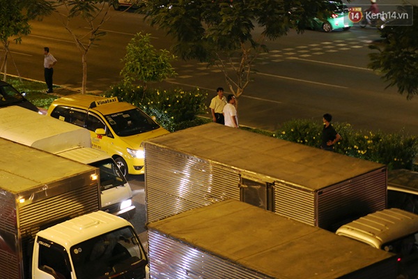 Đứng chôn chân giữa Đại lộ, người Sài Gòn vẫn cố gắng nhường đường cho xe cấp cứu - Ảnh 11.