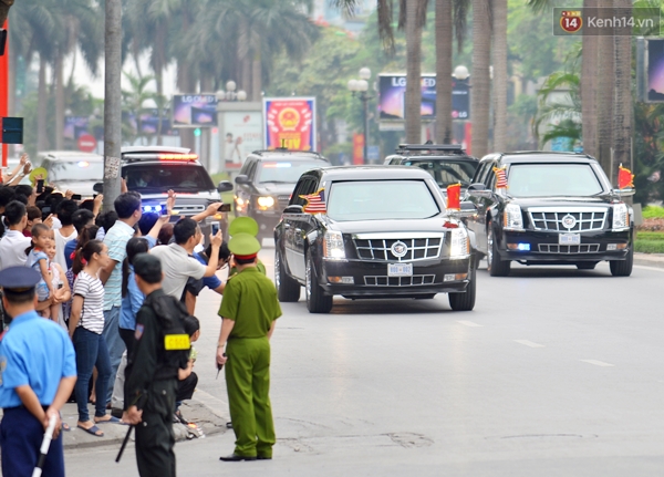 Người d&acirc;n Thủ đ&ocirc; đứng k&iacute;n đường ch&agrave;o đ&oacute;n đo&agrave;n xe của Tổng thống Hoa Kỳ - Ảnh 8.