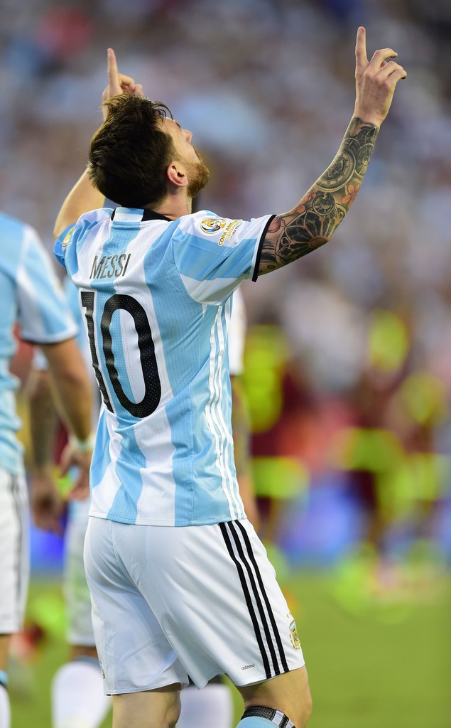 Messi kiến tạo và ghi bàn giúp Argentina vào bán kết Copa America 2016 - Ảnh 10.