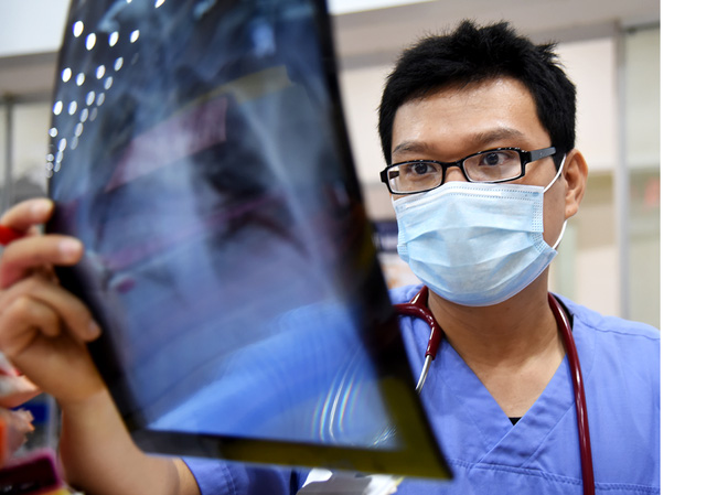 B&aacute;c sĩ cấp cứu cho b&eacute; trai bị t&ocirc;n cứa cổ tử vong: Người nh&agrave; tr&aacute;ch cứ, n&oacute;i t&ocirc;i t&agrave;n nhẫn t&ocirc;i đều chấp nhận! - Ảnh 3.