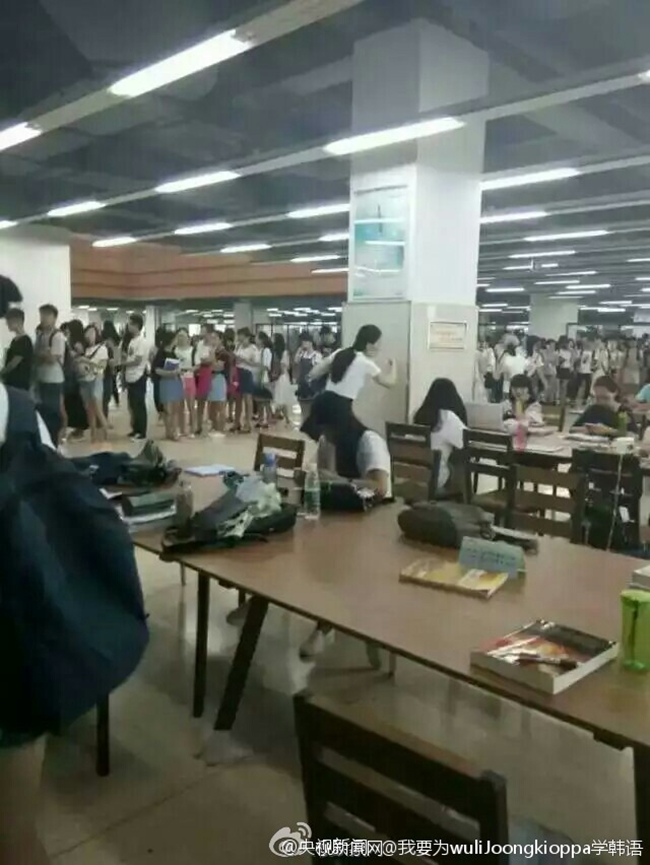 Trung Quốc: Phát ngốt với cuộc chiến giành chỗ tránh nóng ở thư viện trường - Ảnh 4.