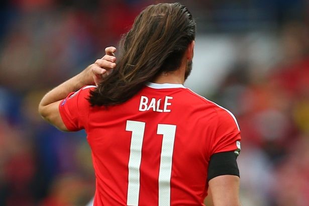 Tháo chun buộc, Gareth Bale để lộ mái tóc dài mềm mại như... thiếu nữ - Ảnh 1.