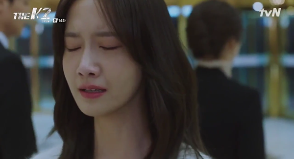 “K2”: Ji Chang Wook bất lực nhìn Yoona bị kẻ thù bắt cóc - Ảnh 8.