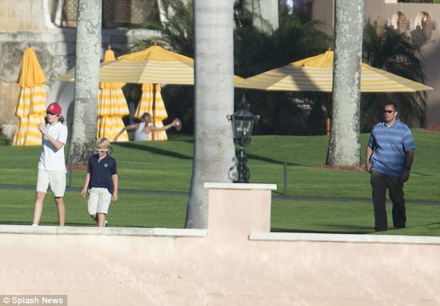 Cậu út nhà Donald Trump được mật vụ bảo vệ nghiêm ngặt khi chơi đùa tại biệt thự nghỉ dưỡng của gia đình - Ảnh 15.