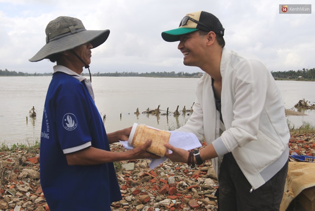 Ch&ugrave;m ảnh: MC Phan Anh k&eacute;o xe b&ograve;, đội mưa cứu trợ người d&acirc;n v&ugrave;ng lũ - Ảnh 8.
